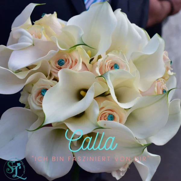 Ein Strauß aus weißen Calla-Lilien und cremefarbenen Rosen mit türkisfarbenen Schmucksteinen, begleitet von der Aufschrift ‚Calla – Ich bin fasziniert von dir‘.