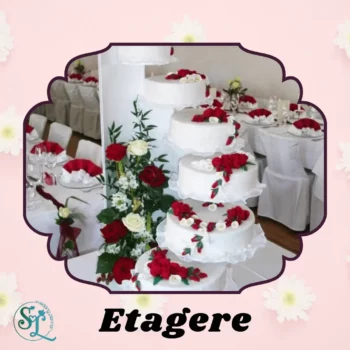 Mehrstöckige Hochzeitstorte auf einer Etagere mit roten und weißen Blumen dekoriert.