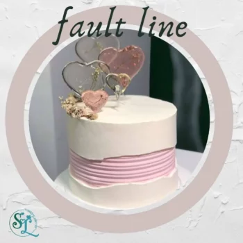 Fault Line Cake – eine Torte mit einer dekorativen Bruchstelle, gefüllt mit Herzen und Blumen.